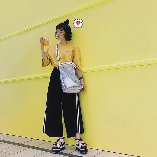 ラインパンツでゆるっとおしゃれなスポーティコーデ