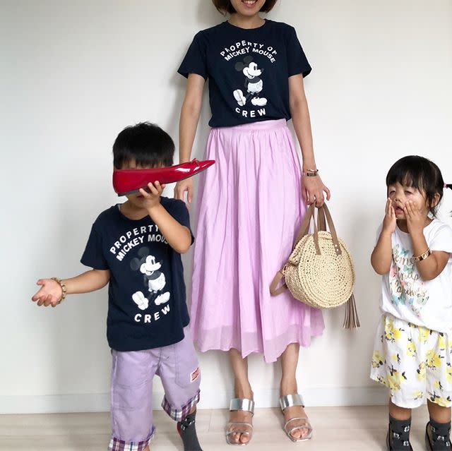 ベージュ カゴバッグ ラウンド Ciaopanic チャオパニック X Uniqlo ユニクロ Tシャツ ブラック ミッキーマウス ロゴ X Opaque オペーク ピンク ギャザー フレアスカート X Titivate ティティベイト シルバー クリア ベルト サンダルのコーディネート 公園で