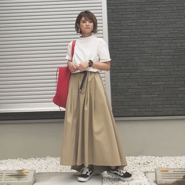 シンプルなのに上品見えなモノトーンカラーのスタンドネックトップス
