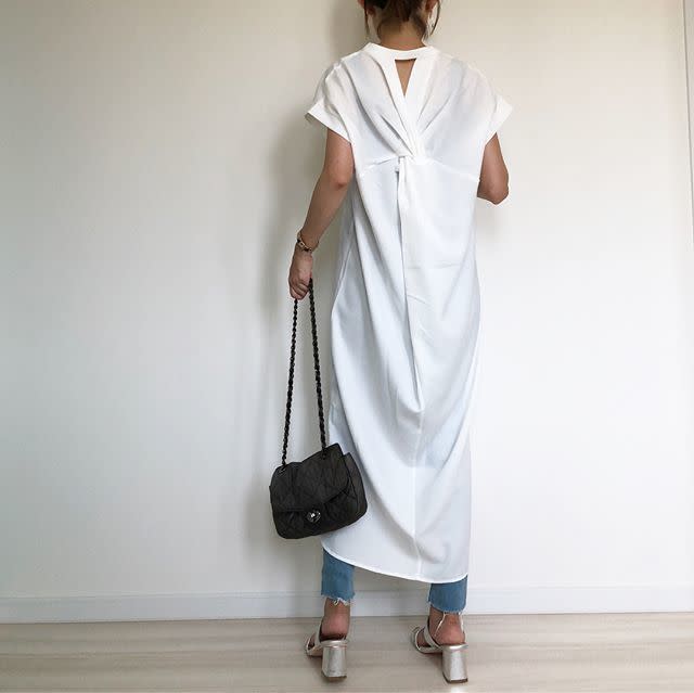 ブラック ショルダーバッグ Ozoc オゾック X Fashion Letter ファッションレター ホワイト バックデザイン ロング ワンピース X Uniqlo ユニクロ ブルー デニムパンツ X Titivate ティティベイト シルバー ヒール サンダルのコーディネート 一枚でも ブラック ショルダーバッグ Ozoc オゾック X Fashion Letter ファッションレター ホワイト バックデザイン ロング ワンピース X Uniqlo ユニクロ ブルー デニムパンツ X Titivate ティティベイト シルバー ヒール サンダルのコーディネート 一枚でも