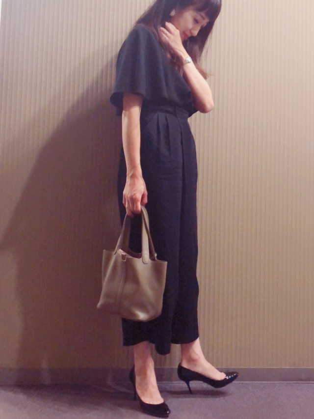 トートバッグ ブラウン ミニ X Jimmy Choo ジミーチュウ ブラック ピンヒール パンプス X Zara ザラ ブラック ブラウス X Koe コエ ブラック ワイドパンツ クロップドのコーディネート Jimmy Choo ジミー チュウ Cbk カブキ