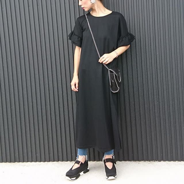 ブラック ショルダーバッグ チェーン Donoban ドノバン X She S Closet ブラック 袖フリル ロング ワンピース X Donoban ドノバン ブラック サンダル X Sly スライ ブルー デニムパンツのコーディネート ワンピース デニムのシンプルな重ね着コーデ Cbk
