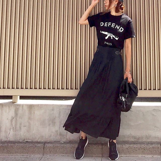 ロゴ入り黒Tシャツで大人っぽい黒コーデを楽しもう！