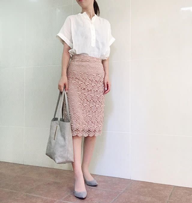 トートバッグ グレー X Uniqlo ユニクロ ホワイト リネン ブラウス X Uniqlo ユニクロ ピンク タイト レーススカート X Gu ジーユー パンプス グレーのコーディネート 涼しい通勤服2 レーススカート 透け感で重さを解消 Cbk カブキ