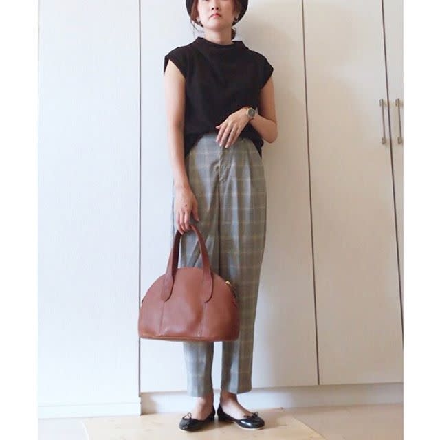カジュアルアイテムはバレエシューズとモノトーンカラーで引き締めて