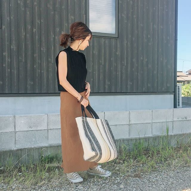 【ブラウンタイトスカート×夏】シックなノースリーブトップスがスタイルアップに貢献