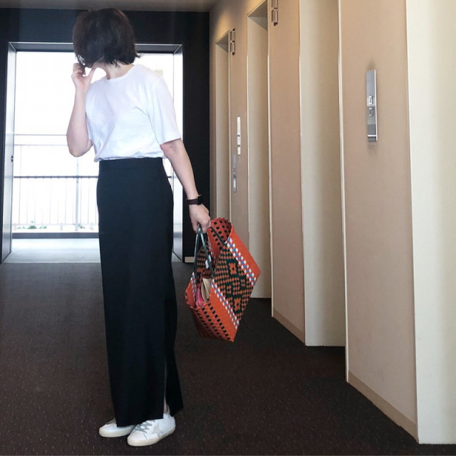 ロングスカートにTシャツをインしてきれいめに
