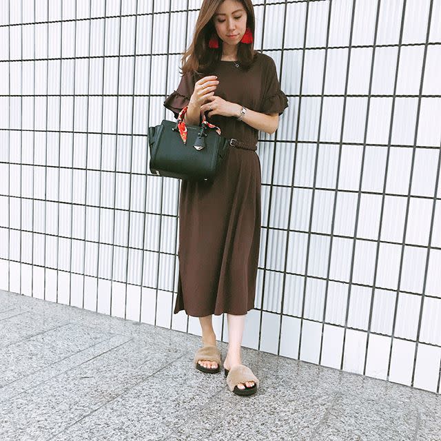 ボリューム感たっぷりなファーサンダルにはすっきりしたボトムを合わせて