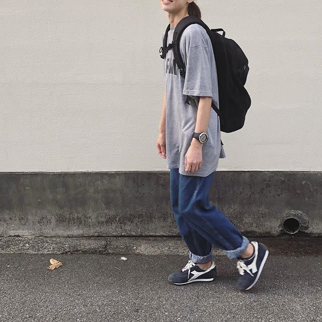 Tシャツ グレー ビッグ X インディゴブルー デニムパンツ X ネイビー スニーカー X ブラック リュックのコーディネート Cbk カブキ