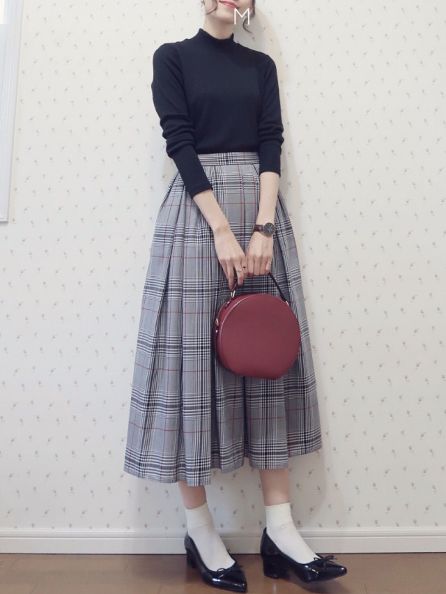 女子会にガーリーを着ていくなら、カラーはモノトーンに抑えて