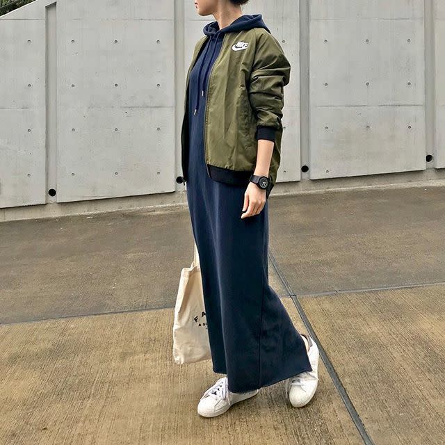 トートバッグ ホワイト ロゴ X Nike ナイキ カーキ 長袖 ブルゾン X Emma Taylor エマテイラー ネイビー スウェット マキシ ワンピース X Adidas アディダス スニーカー ホワイトのコーディネート スポーティなパーカーワンピースでシンプルカジュアルに