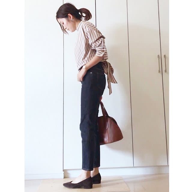 バックリボンのブラウスやシャツにカジュアルなパンツを合わせて