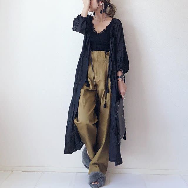 黒やグレーのファーサンダルで大人っぽく