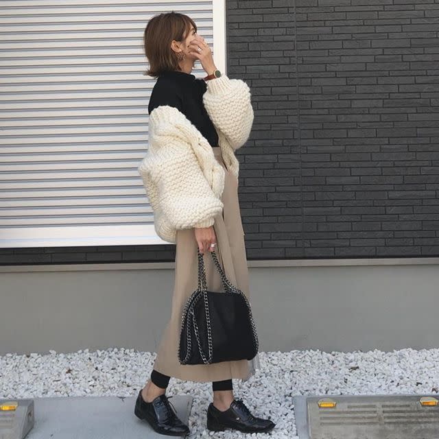 すっきりシルエットのスカートやワンピースに合わせて