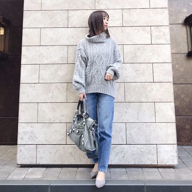 ハンドバッグ グレー Balenciaga（バレンシアガ） x Roomy's（ルーミーズ） グレー タートルネック 長袖 ケーブル ニット x  Vicente（ヴィセンテ） インディゴブルー デニムパンツ x ESPERANZA（エスペランサ） パンプス グレーのレディースコーディネート |  ぴったり ...