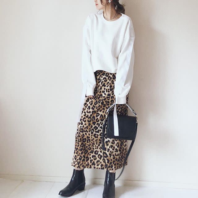 女性らしいタイトスカートに辛口なブーツでエッジを効かせて