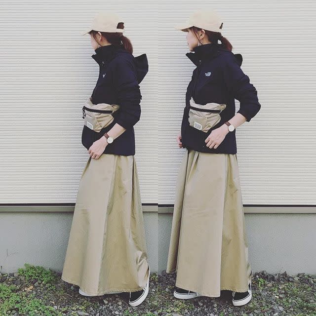 ベージュ キャップ X Freak S Store フリークスストア ベージュ ウエストポーチ X The North Face ザノースフェイス ブラック マウンテンパーカー X Ray Beams レイビームス ベージュ マキシスカート 無地 X Vans バンズ ブラック スニーカーのコーディネート