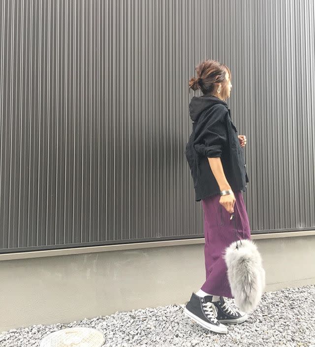 シックなパープルをカジュアルに着こなして鮮度アップ
