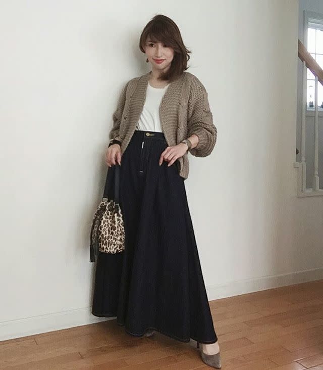 カジュアルなデニムがフレア＆ロング丈できれいめに