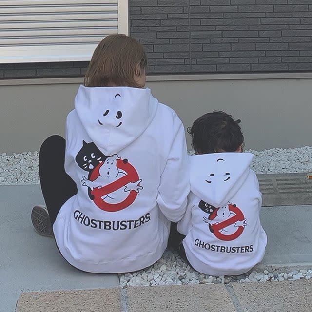 子どもにも着せやすいバックプリントパーカー