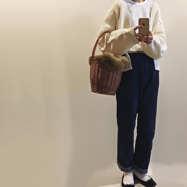 カーディガン ホワイト ニット x ネイビー デニムパンツ x Repetto（レペット） ブラック バレエシューズ x BEAMS  LIGHTS（ビームスライツ） ホワイト クルーネック プルオーバー x URBAN RESEARCH（アーバンリサーチ） ブラウン ファー  カゴバッグ x ホワイト 靴下の ...