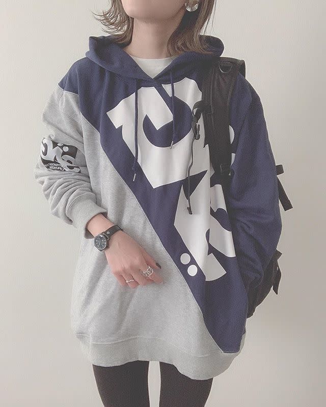 カジュアル メンズライク ストリート ラフ ユニセックスで使えるネイビー パーカー グレー ロゴ オーバーサイズ フーディー