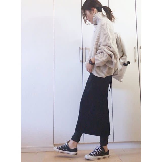 トップスと同系色でリュックコーデを調和