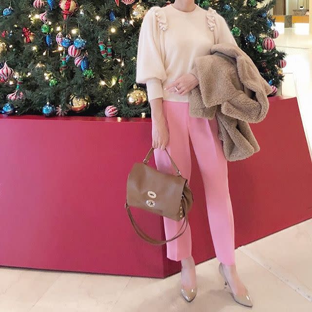 大人可愛いクリスマスコーデに決まる「ピンク色のスカート・パンツ」