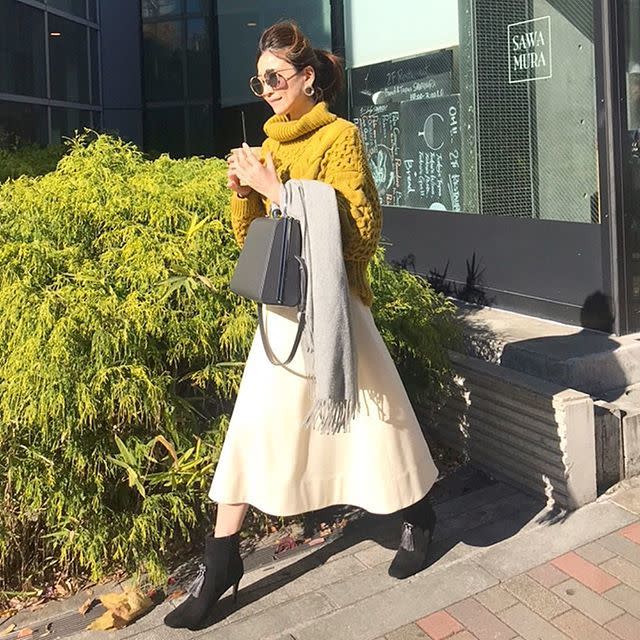 グレー ストール ACNE STUDIOS（アクネストゥディオズ） x CHARLES u0026 KEITH（チャールズ＆キース） ハンドバッグ グレー x  MODE ROBE（モードローブ） イエロー タートルネック ニット x RALPHLAUREN（ラルフローレン） ホワイト ミモレ フレアスカート  x CHARLES u0026 KEITH ...