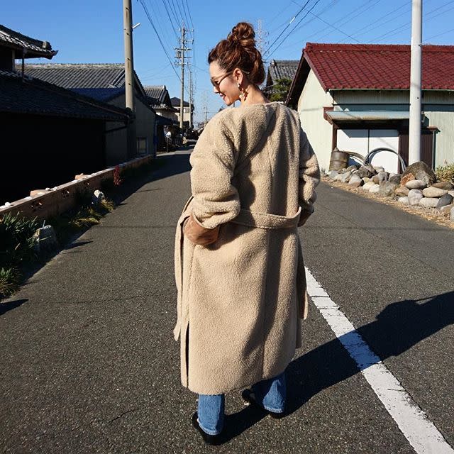 ゆるくまとめたヘアスタイルでボアコートをすっきりと