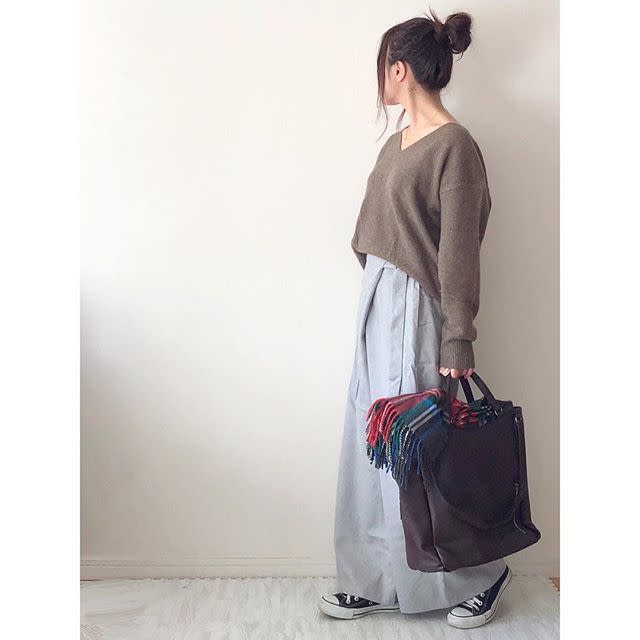 ベージュのVネックニットで上品にすっきり見え