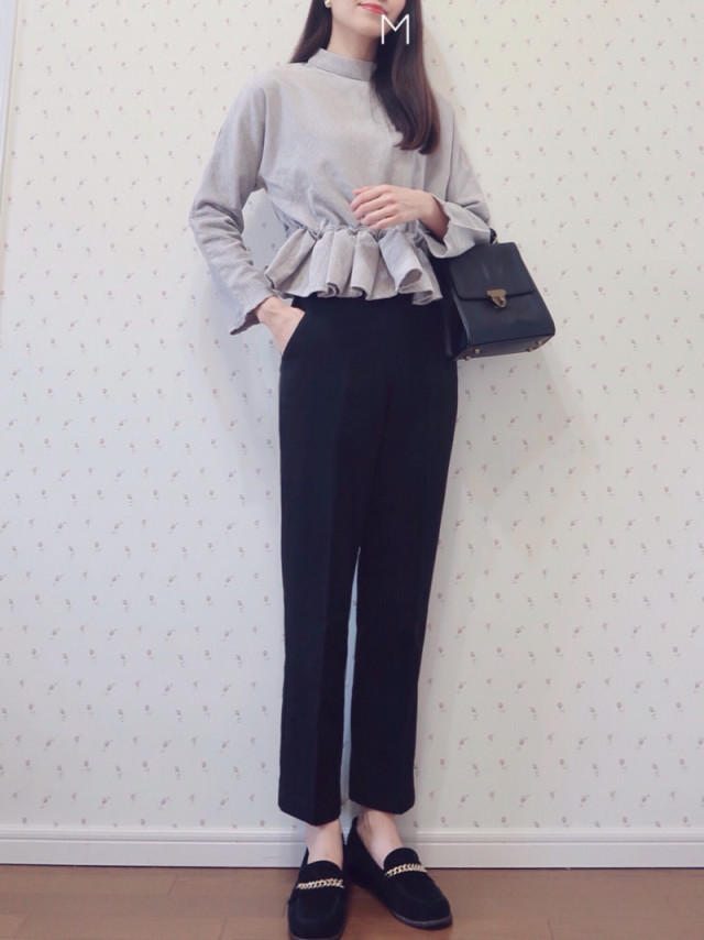 【タイトパンツ】きれいめに仕上げやすいペプラム型のトップス