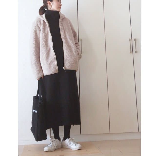 黒いタイツで白いスニーカーをすっきり爽やかに引き立たせて