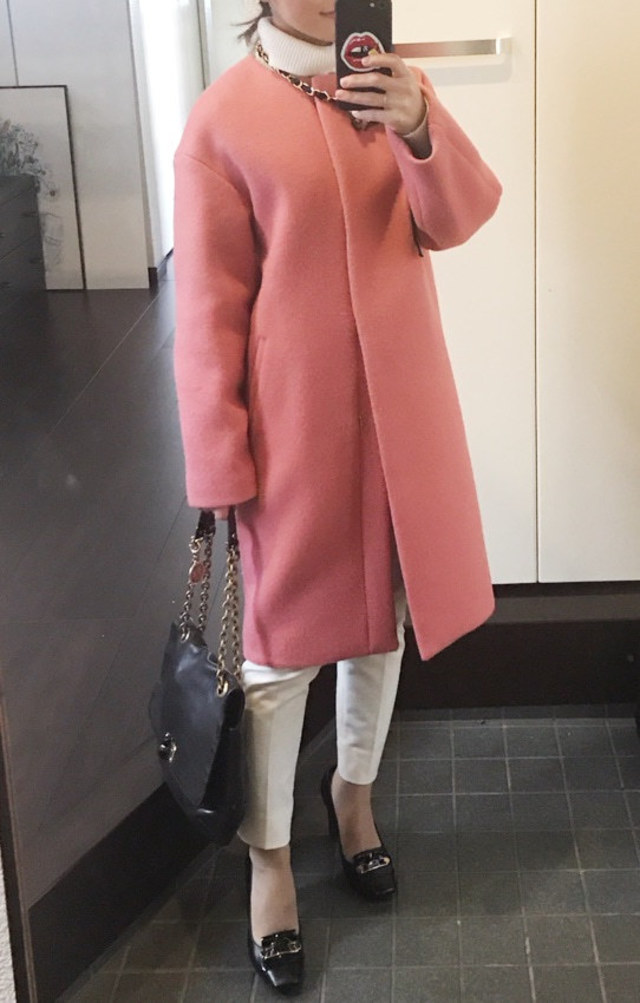 落ち着いたピンク色のロングコートで大人可愛く