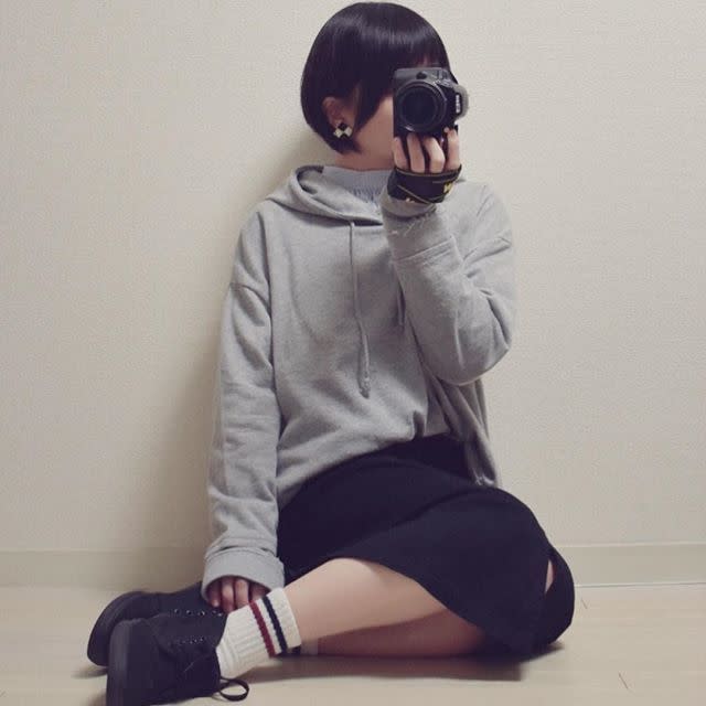 カジュアルスタイルには、ガーリーなアイテムをプラスしてマニッシュに