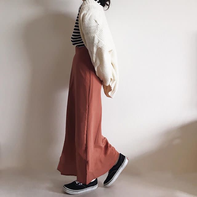 白やライトベージュのざっくりカーディガンを重ねて春っぽく