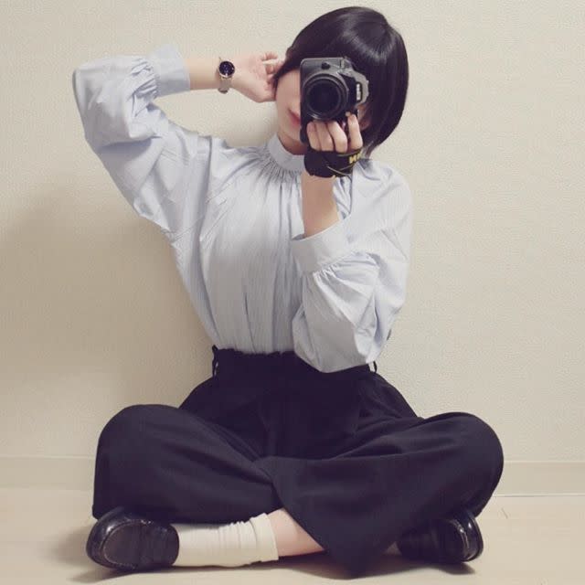 ボリューム感がフェミニンなハイネック＆ギャザーのストライプ柄ブラウス
