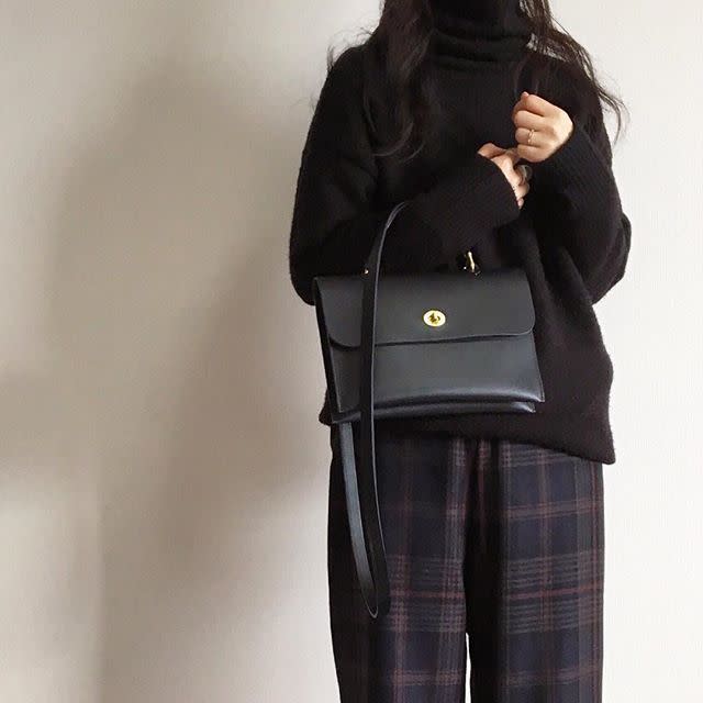 大人女子にぴったり！ シンプルな黒のフラップ付き2WAYバッグ