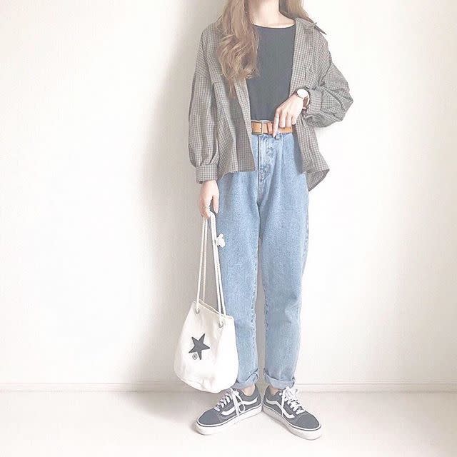 ボーイッシュコーデのヘアスタイルは、ゆるふわパーマでバランスを