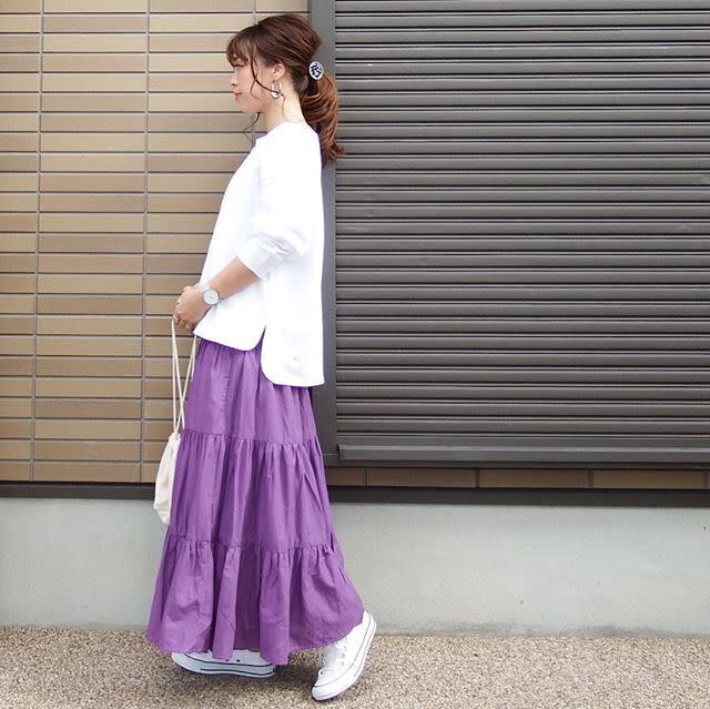 ヘムラインがカーブしたトップスはインせず着こなして