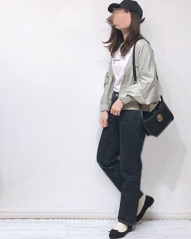 agnes b.のロゴTシャツをロングコートやブルゾンに合わせて