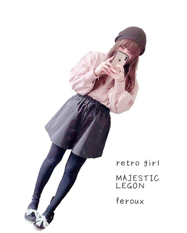 ピンク パーカー X ブラック ショートパンツ X ブラック パンプス リボン X ブラック ベレー帽のコーディネート Cbk カブキ