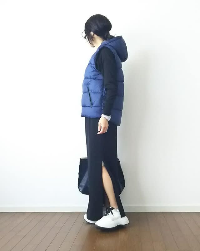 「シンプルなワンピース」をフード付きダウンベストでサラリとスポーティに