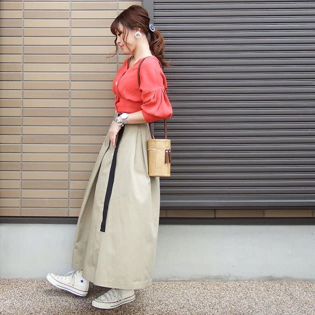 裾が広がらないベージュのロングスカートはトップスインしてメリハリを