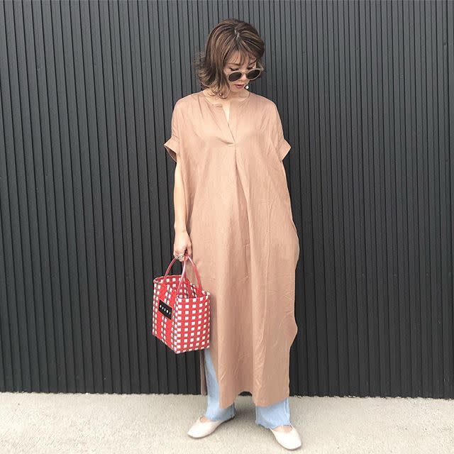 カゴバッグ レッド X Titivate ティティベイト ベージュ ヘンリーネック ロング リネン ワンピース オーバーサイズ X パンプス ホワイト X ブルー デニムパンツのコーディネート オーバーサイズの軽めなシャツワンピースでおしゃれな旬コーデ Cbk カブキ