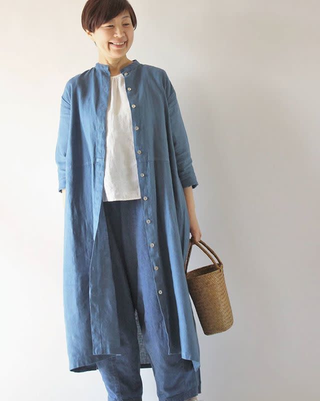 ベージュ カゴバッグ X ホワイト プルオーバー X Fog Linen Work フォグリネンワーク ブルー リネン シャツワンピース X ブルー パンツのコーディネート シャツワンピースは品ある素材が大人にしっくりハマる Cbk カブキ