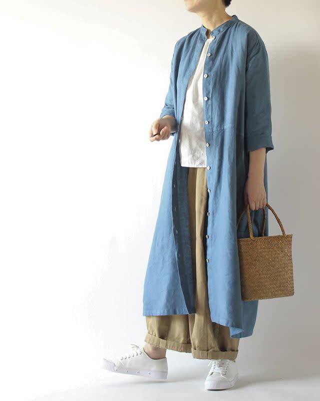 ベージュ カゴバッグ X Fog Linen Work フォグリネンワーク ブルー ロング リネン シャツワンピース X ホワイト プルオーバー X ベージュ ワイド パンツ X ホワイト スニーカーのコーディネート 50代のナチュラルコーデにも Cbk カブキ