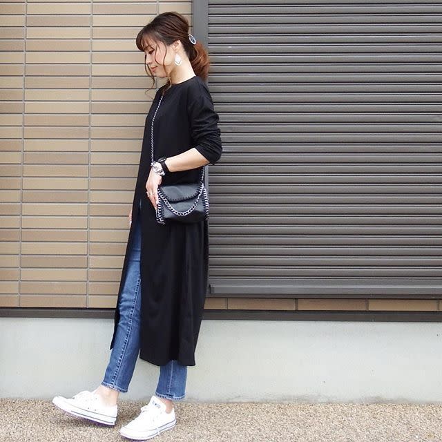 ロングトップスのスリットからカジュアルなパンツをちら見せ