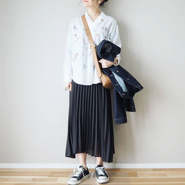 アシンメトリーなプリーツスカートでこなれた着こなしに