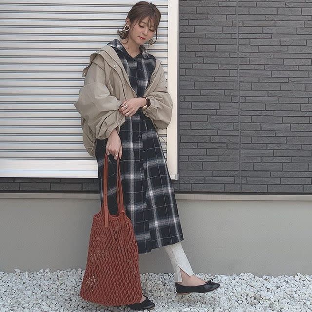 ブラウン Zara ザラ ネットバッグ X Free S Mart フリーズマート ベージュ マウンテンパーカー X A Trend Ld チェック ワンピース ブラック X Porselli ポルセリ ブラック バレエシューズ X Uniqlo ユニクロ ホワイト スリット レギンスの コーディネート